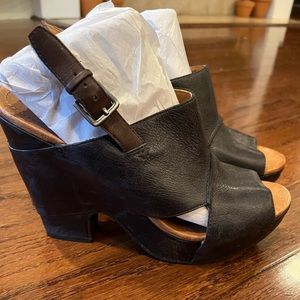 Naya Monroe Black leather sandals